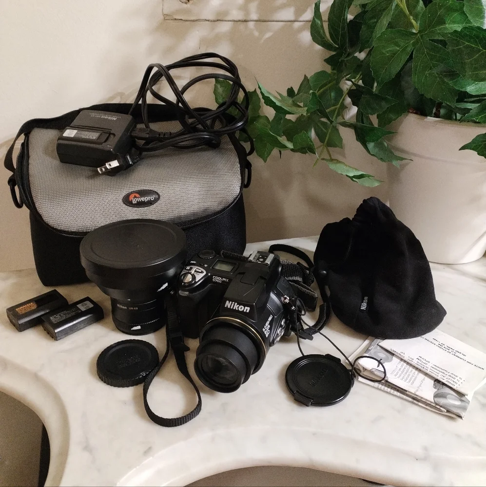 GUC Nikon Coolpix 5700 Point & Shoot Camera 5.0 mp 8×zoom ED